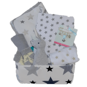 מארז לידה Baby Star | קופסא עטופה בשמיכת פיקה לתינוק עם מוצרים לרך הנולד